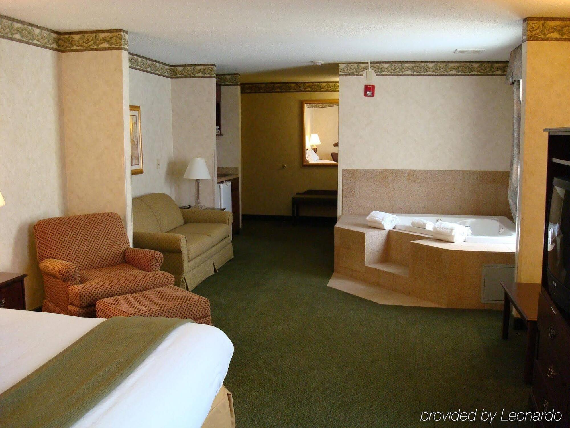 Holiday Inn Express Hotel & Suites Youngstown - North Lima/Boardman By Ihg Esterno foto